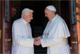Francisco dá boas-vindas a Bento XVI na residência Mater Ecclesiae, no Vaticano