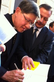 Tagle autografa exemplares do seu livro "Gente de Páscoa”