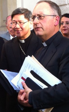 O Cardeal Luis Antonio Tagle (esq), Arcebispo de Manilla, e o Pe. Antonio Spadaro, diretor de 'La Civiltà Cattolica'