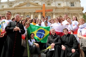 Poloneses recebem dos brasileiros os Símbolos da JMJ, em Roma